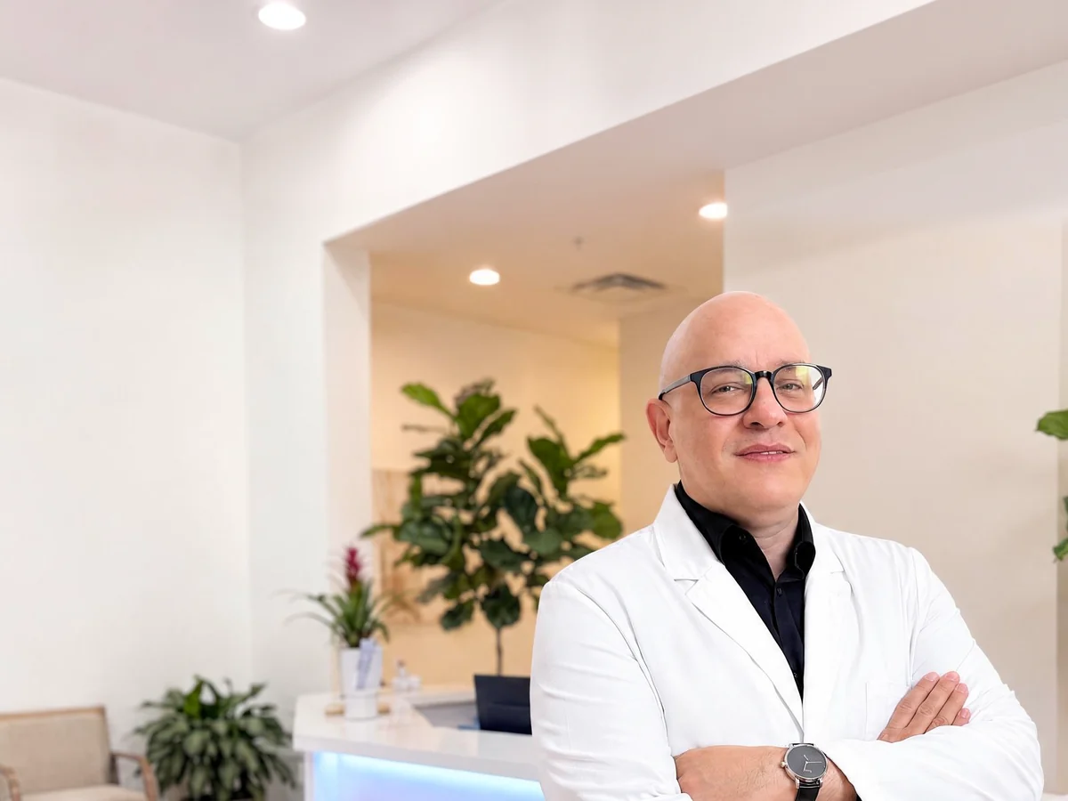 Hernán Pérez, Coordinador Médico de Keter Clinic, en la recepción de la clínica